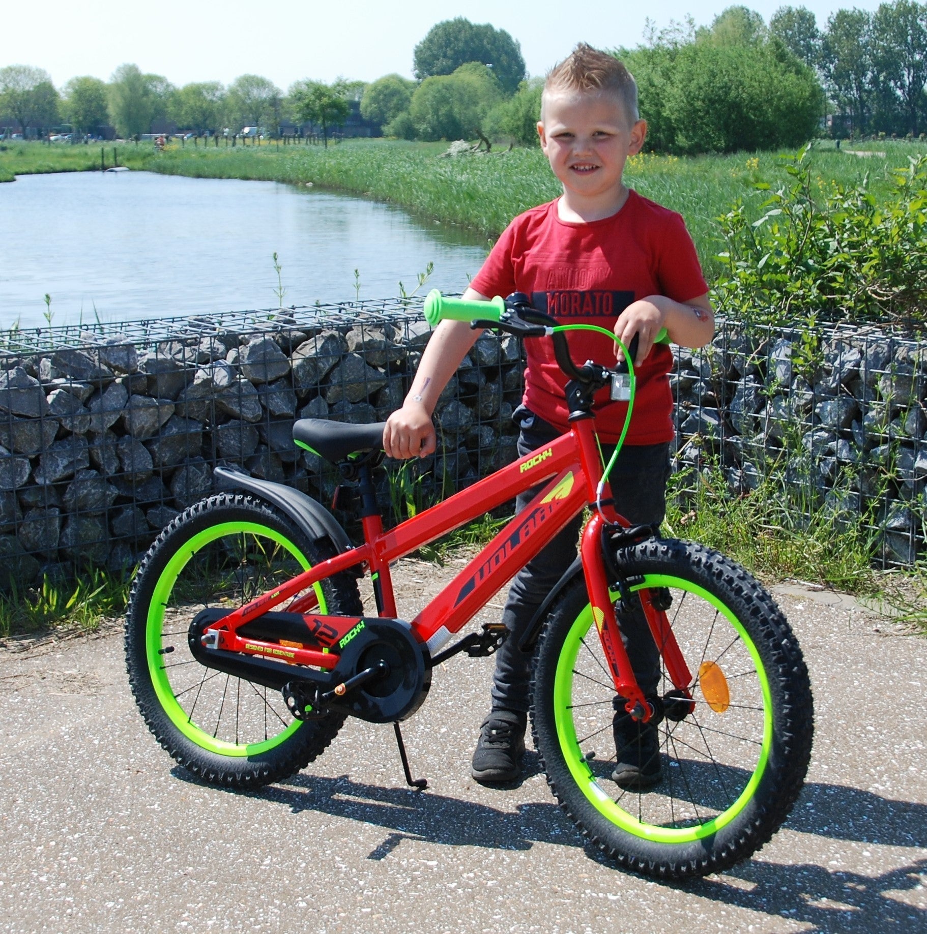 Volare Rocky Barncykel 16 tum, Röd - Lilla Cykelbutiken